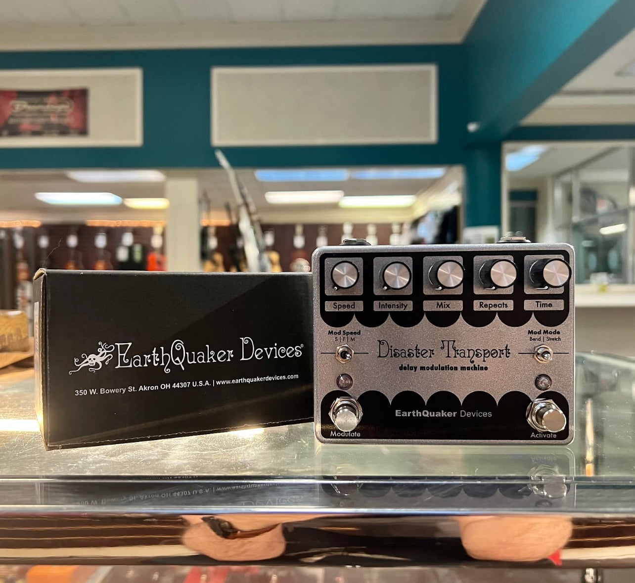 Disaster Machine EarthQuaker Devices Disaster Transport Delay Modulation Machine Legacy ...