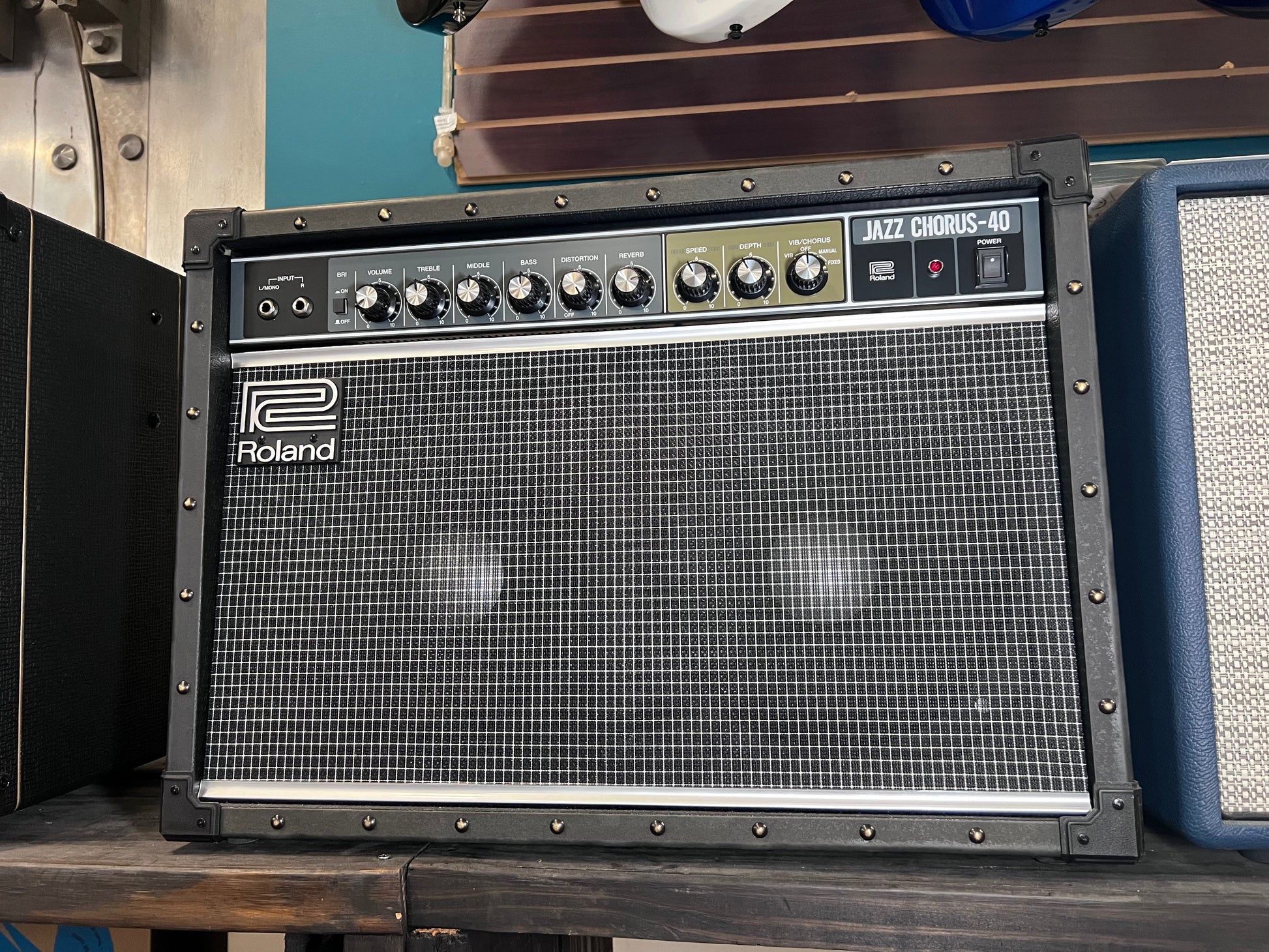 Roland JC-40 2x10 Stereo Combo – The Guitar Vault